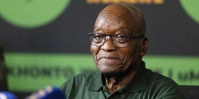 Der ehemalige südafrikanische Präsident und Vorsitzende des ANC (African National Congress) Jacob Zuma kündigt die Gründung einer neuen politischen Partei in Soweto, Johannesburg, Südafrika, am 16. Dezember 2023 an. Die Gründung der Partei Umkhonto We Sizwe MK erfolgt Monate vor den allgemeinen Wahlen in Südafrika, die 30 Jahre nach dem Ende der Apartheid stattfinden werden.