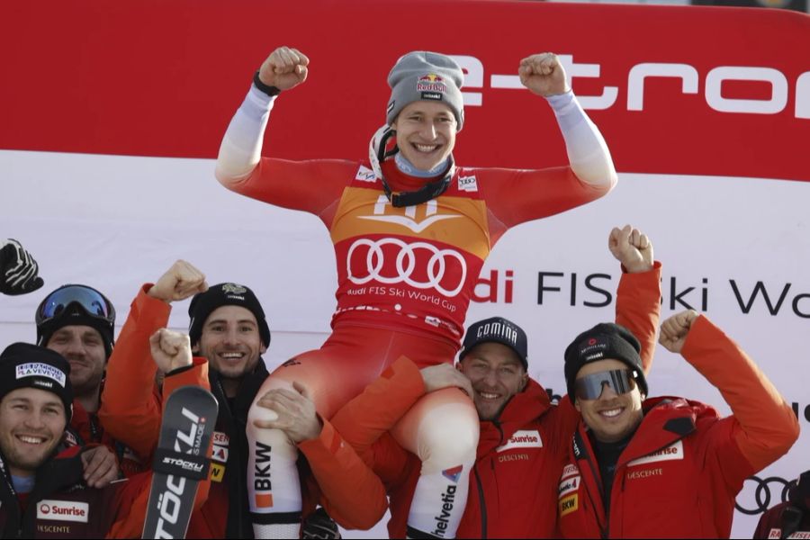 Im Gesamt-, Riesenslalom-, Abfahrts- und Super-G-Weltcup liegt Marco Odermatt in Führung.