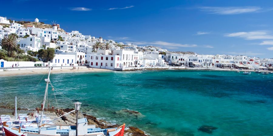 Mykonos Bucht mit blauem Meer.