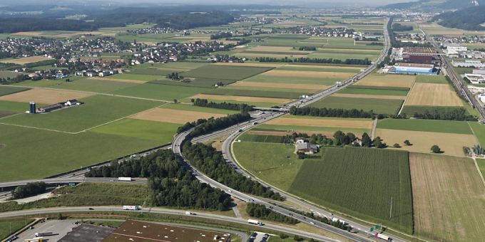 Die Autobahn A1 zwischen den Verzweigungen Härkingen (Bild) und Luterbach ist heute oft überlastet. Jetzt soll sie von vier auf sechs Spuren augebaut werden. (Archivbild) Autobahn A1