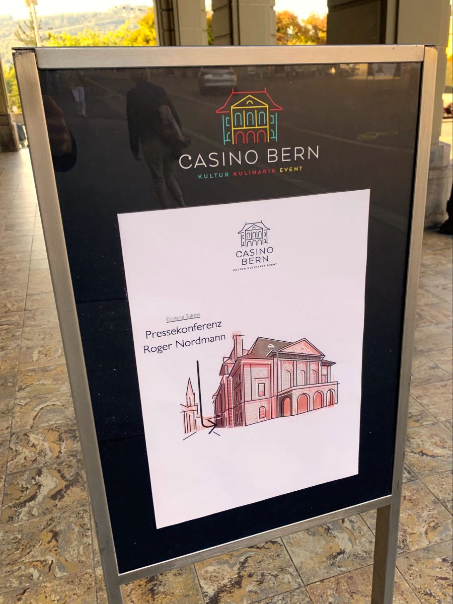 Vor dem Casino Bern werden Eintreffende begrüsst und auf den richtigen Weg gebracht zur Medienkonferenz von Roger Nordmann über seine Bundesrats-Kandidatur.