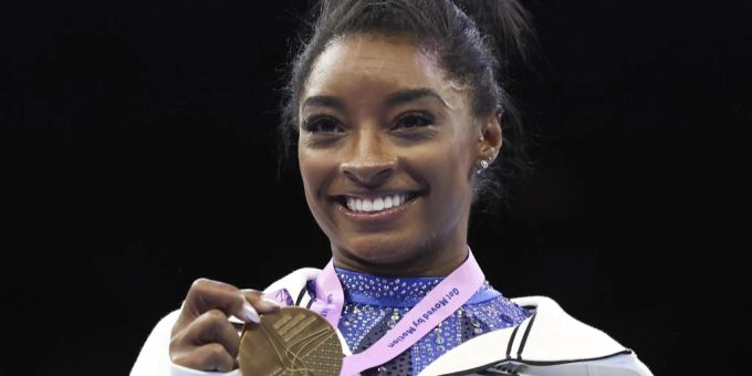 Simone Biles mit ihrer Mehrkampf-Goldmedaille. Biles