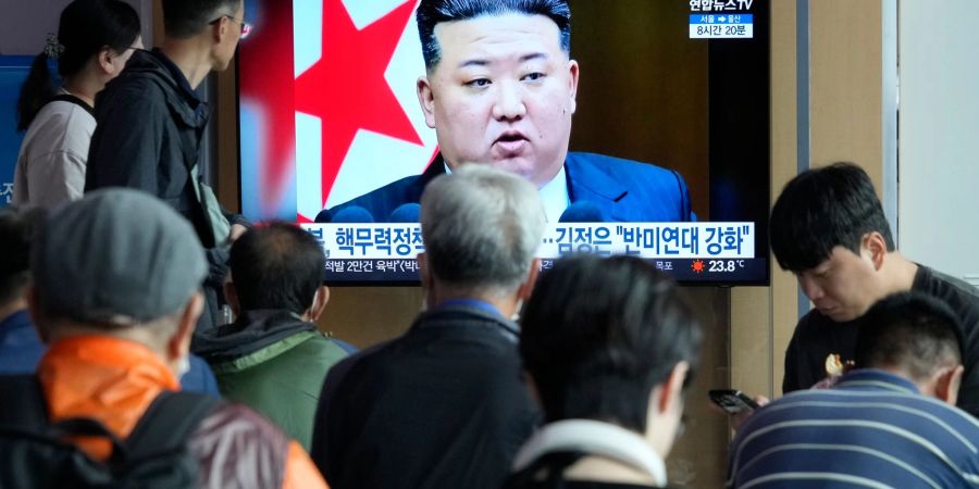 Passanten im Bahnhof von Seoul schauen einen Fernsehbeitrag über Nordkoreas Machthaber Kim Jong Un.