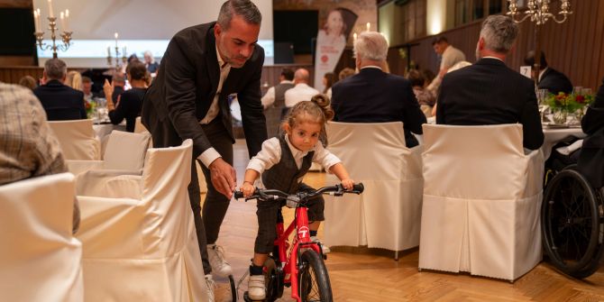 Kian fährt mit dem Fahrrad