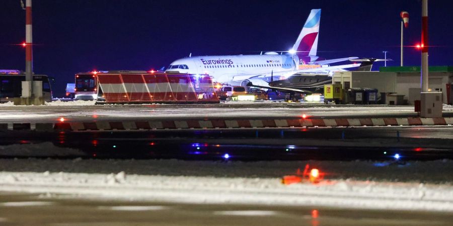 Eine Maschine der Fluggesellschaft Eurowings soll möglicherweise bei Glatteis von der Piste in den Grünstreifen gerutscht sein.