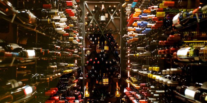 Einbrecher haben Weinflaschen aus einem Keller gestohlen. Wein Keller