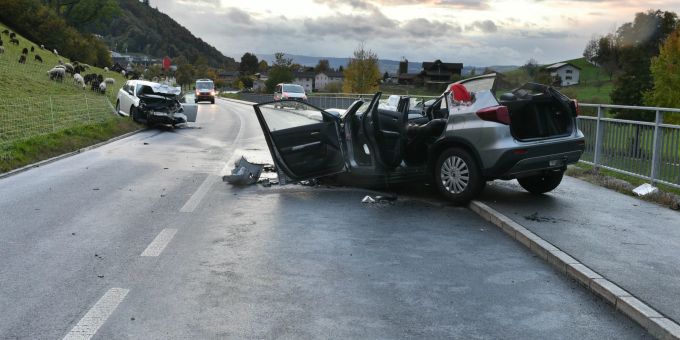 Zwei Personen bei Frontalkollision in Adlingenswil verletzt. Frontalkollision in Adlingenswil