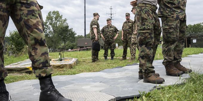 Wegen der weltpolitischen Lage will der Bundesrat, dass der Personalbestand der Armee die vorgeschriebenen Maximalwerte für eine gewisse Zeit überschreiten kann. (Symbolbild) Armee Bestand