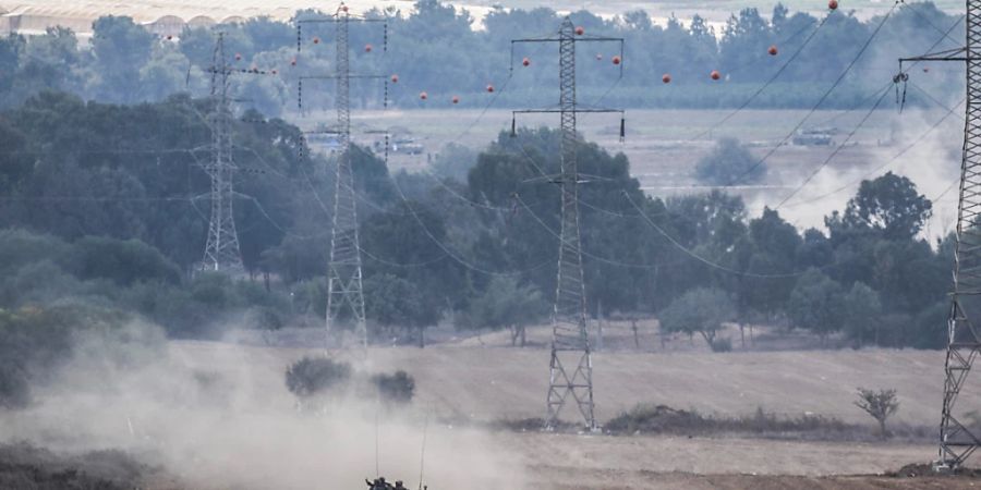 Israelische Soldaten patrouillieren auf einem Schützenpanzer an der Grenze zwischen dem Gazastreifen und Israel. Foto: Ilia Yefimovich/dpa