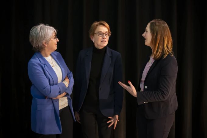 Evi Allemann (rechts) im Gespräch mit Eva Herzog (Bildmitte) und Elisabeth Baume-Schneider (links). Jetzt will Allemann die Nachfolge von Alain Berset antreten. (Archivbild) Evi Allemann Alain Berset