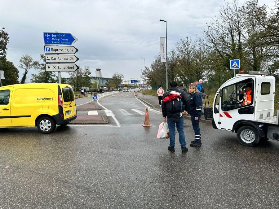 Eine Strassensperre auf dem Weg zum Flughafen.