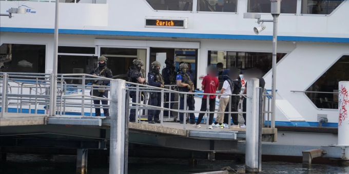 Ein Sondereinatz auf einem Schiff in Zürich. Einsatz Zürich