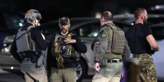 Bundespolizisten vor dem Spital in New Hampshire, wo ein Schütze eine Person getötet hatte. New Hampshire
