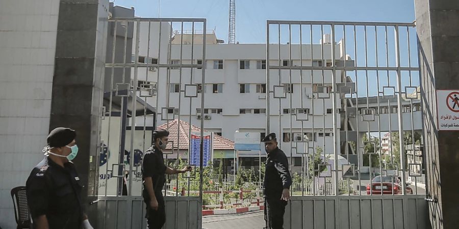 ARCHIV - Mitglieder der islamistischen Hamas bewachen die Tore des Schifa-Krankenhaus. Foto: Mohammed Talatene/dpa