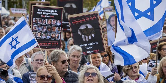 Menschen demonstrieren im Nahost-Konflikt um die Freilassung von Hamas-Geiseln. Nahost Hamas Geiseln Israel