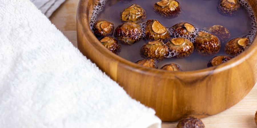 Seifenbeeren im Topf mit Wasser, Handtücher