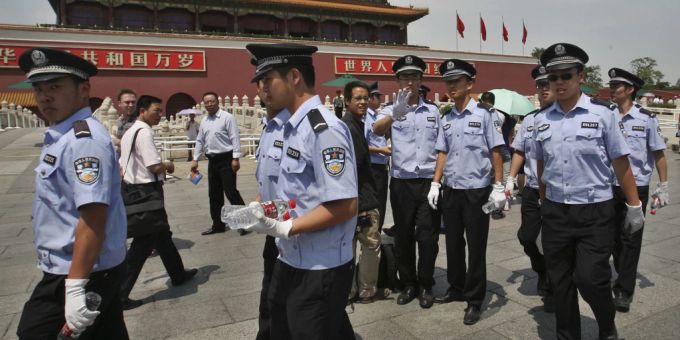 Die Pekinger Polizei hat noch keine Angaben zu den Motiven des Messerstechers gemacht. Die Ermittlungen laufen.(Symbolbild) Pekinger Polizei vor Tempel