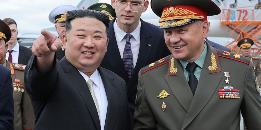 Nordkoreas Machthaber Kim Jong Un (l.) bei einem Besuch im September neben dem russischen Verteidigungsminister Sergej Schoigu  auf dem internationalen Flughafen von Wladiwostok.