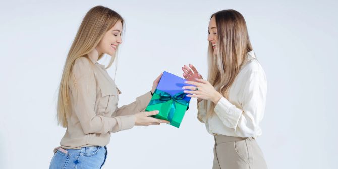 Frauen mit Geschenken