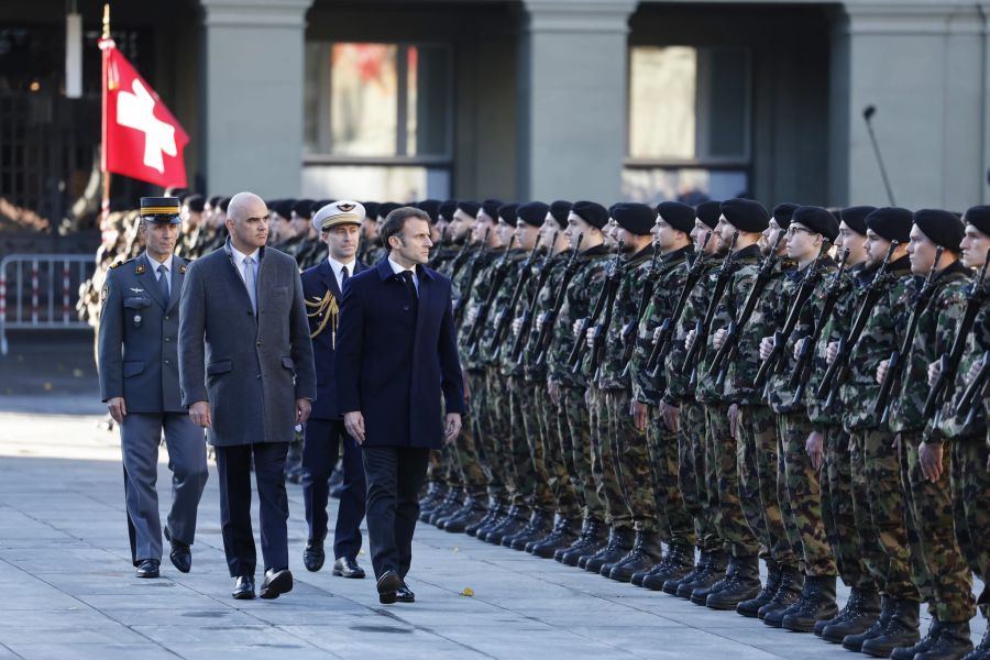 Emmanuel Macron und Alain Berset laufen an der militärischen Ehrengarde vorbei auf dem Bundesplatz, 15. November 2023.