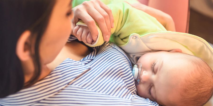 Beim Schlafen sollten Babys nicht schwitzen, aber auch nicht frieren.