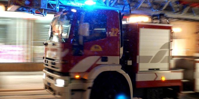 Beim Brand eines Weihnachtsbaums in Ecuvillens FR sind vier Menschen verletzt worden. (Symbolbild) Beim Brand eines Weihnachtsbaums in Ecuvillens FR sind vier Menschen verletzt worden. (Symbolbild)