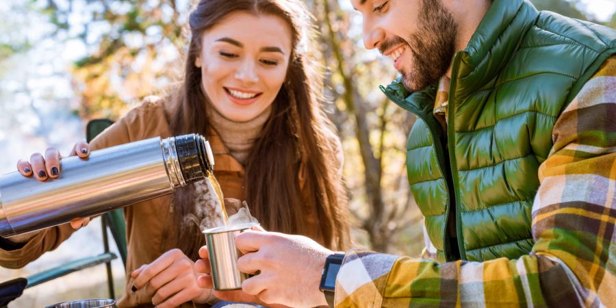 mann frau draussen natur camping