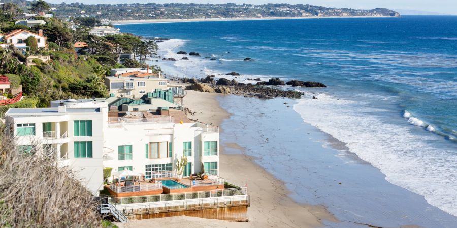Luxusanwesen an der Küste stellen Architekten vor grosse Herausforderungen. Es mussen sehr viele Faktoren mit in die Planung einbezogen werden.