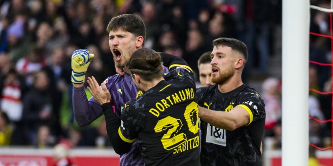 Gregor Kobel wird von den Mitspielern nach seinem gehaltenen Penalty gegen Stuttgart gefeiert. Gregor Kobel