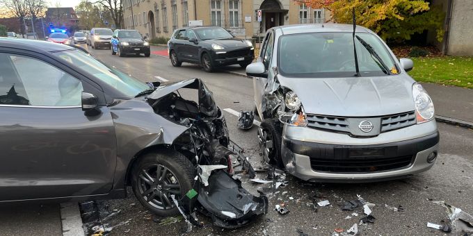 Beim Unfall wurden zwei Personen leicht verletzt und drei Fahrzeuge beschädigt. Weinfelden Verkehrsunfall