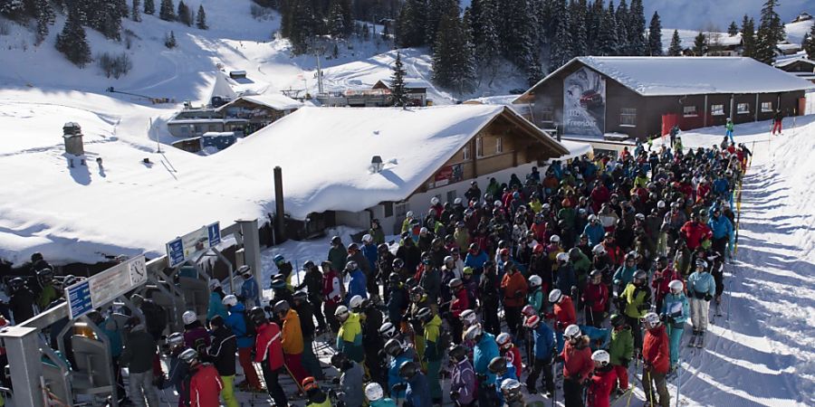 Mit je nach erwartetem Besucheraufkommen unterschiedlichen Preisen wollen Bergbahnen auch etwas tun gegen lange Warteschlangen. (Archivbild aus Adelboden-Lenk)