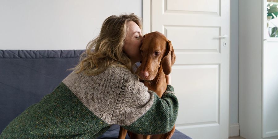 Frau küsst ihren Hund