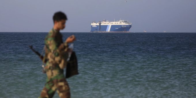 Ein Huthi-Soldat mit einem Schiff im Hintergrund (Symbolbild). Jemen