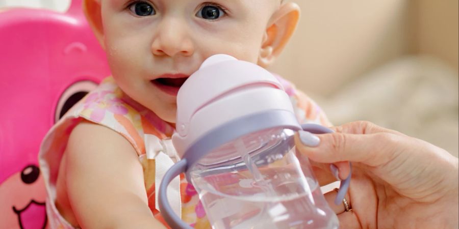Um einer Dehydrierung vorzubeugen, sollten Kinder ausreichend Flüssigkeit bekommen.