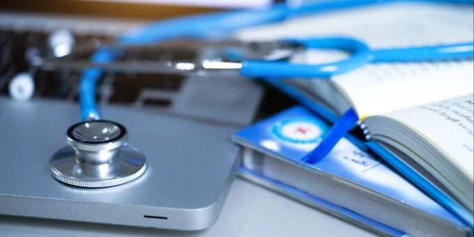 Zahlreiche Medizinstudenten in der Schweiz überlegen sich nach ihren ersten Praxiserfahrungen einen Berufswechsel. Medizin Fachkräftemangel Ärzte