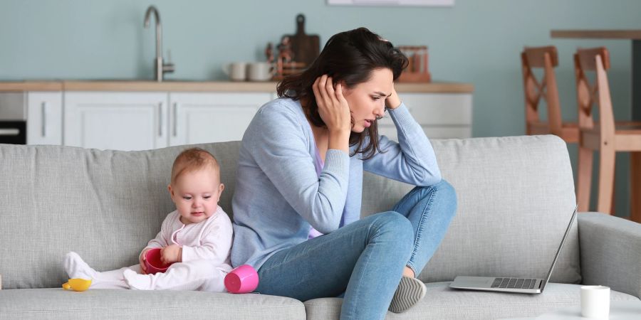 gestresste frau mit baby