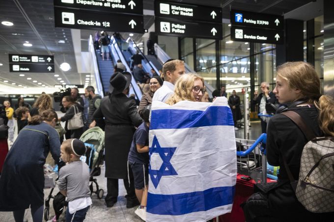 Heimkehrende aus Israel freuen sich bei der Ankunft am Flughafen Zürich. Israel