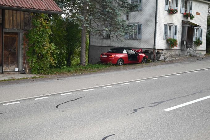 Der Fahrer wurde unbestimmt verletzt. Unfall