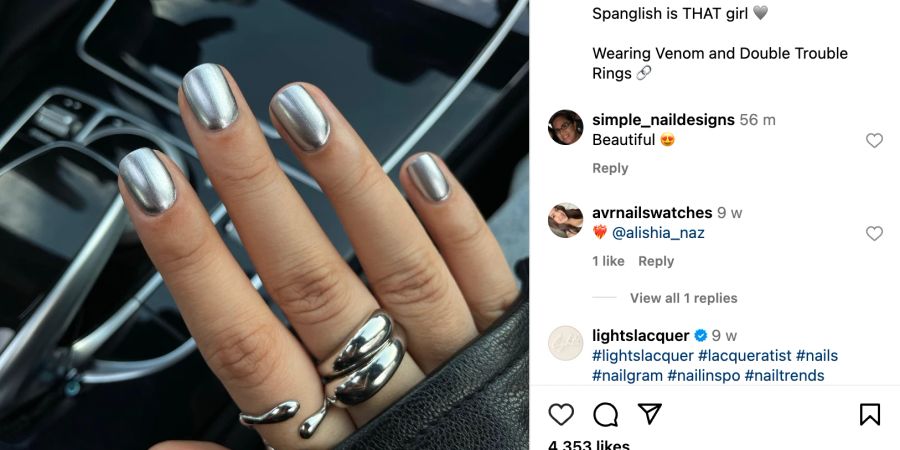 Instagram Post von einer Hand mit Silber Ringen und Silber lackierten Nägeln im Auto.