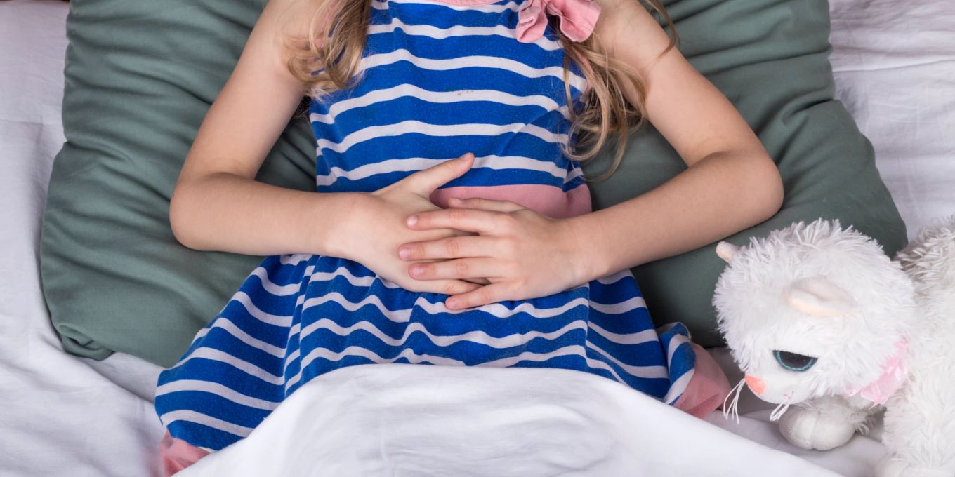 Gründe für Bauchweh bei Kids, die Eltern kennen sollten | Nau Health