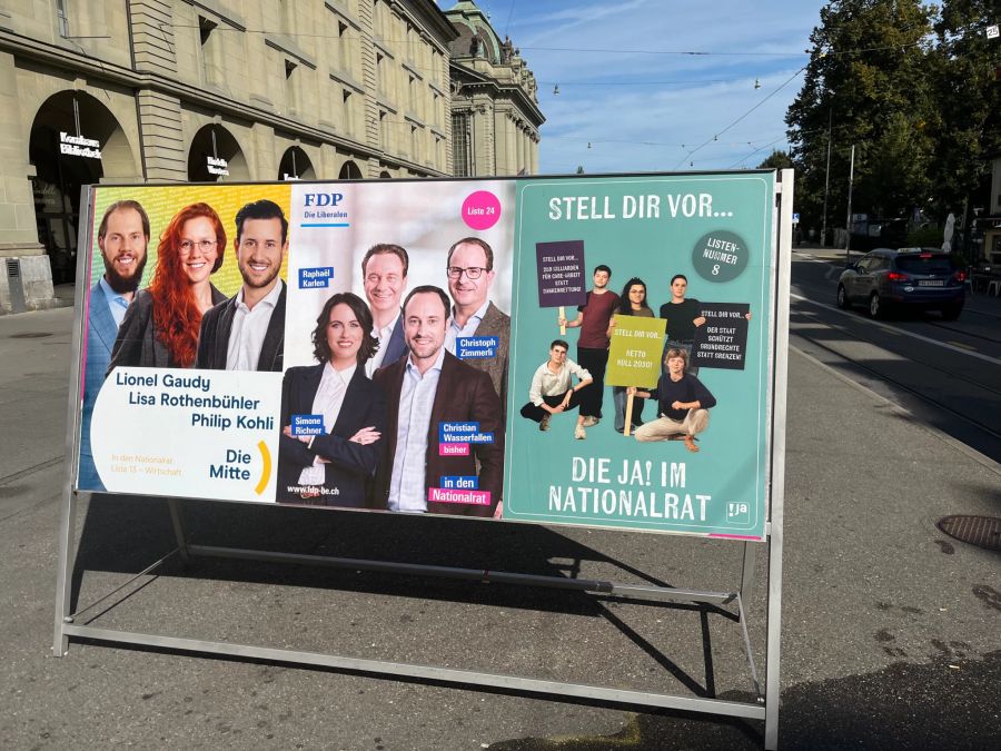 An den «Politständern» in der Stadt Bern dürfen Nationalratskandidierende gratis Plakate aushängen – die Plakate der FDP, Mitte-Partei und JA! sind unversehrt.