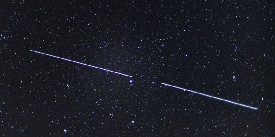 Zwei «Starlink»-Satelliten sind als Lichtstreifen am Nachthimmel zu sehen.