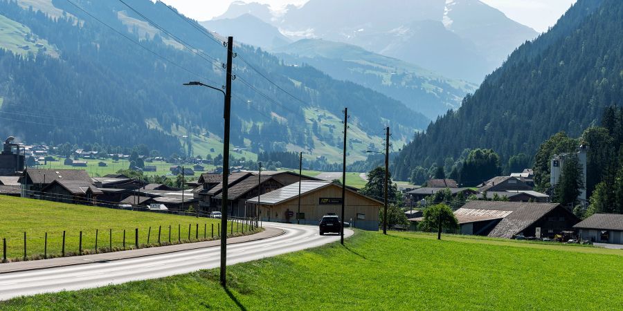 Die Lenkstrasse mit St. Stephan im Hintergrund. - Simmental