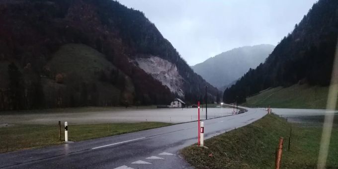Strasse zu - Schulkinder in Bergdorf Jaun FR haben Hochwasser-frei!