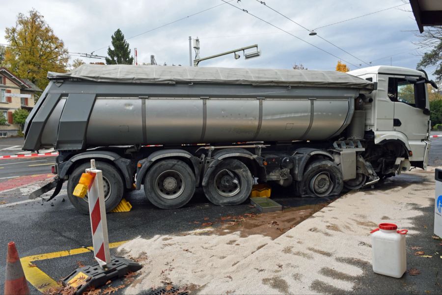 Wegen des Unfalls lief Diesel aus dem Laster.