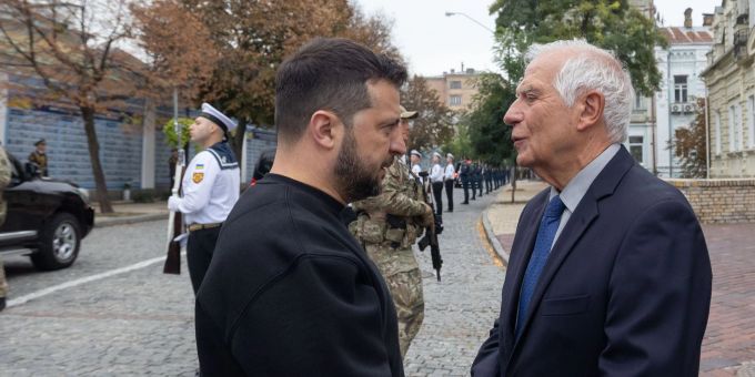 Der ukrainische Präsident Wolodymyr Selenskyj mit dem EU-Aussenbeauftragten Josep Borrell in Kiew. (Archivbild) --/President Of Ukraine/APA Images via ZUMA Press Wire/dpa Selenskyj und Borrell