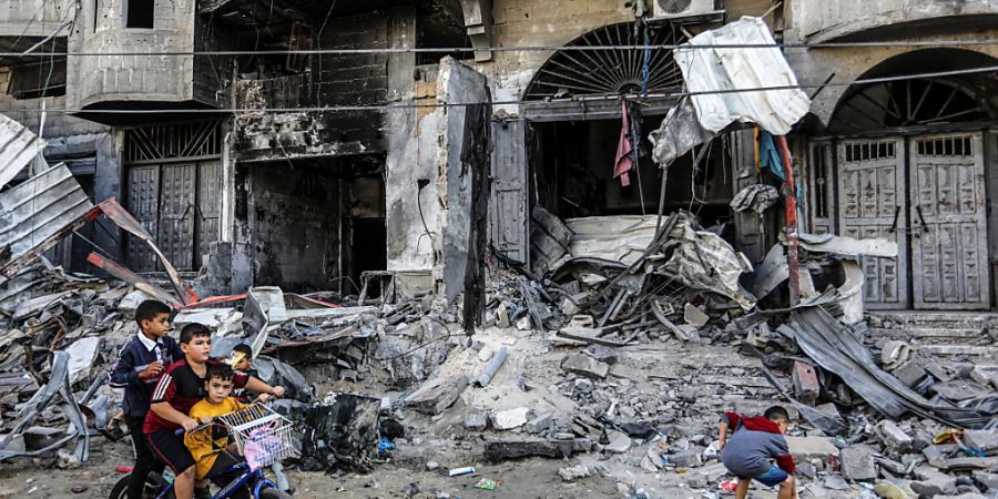 Palästinensische Kinder spielen nach einem israelischen Bombenangriff in der Nähe des zerstörten Hauses der Barhoum-Familie. Foto: Abed Rahim Khatib/dpa