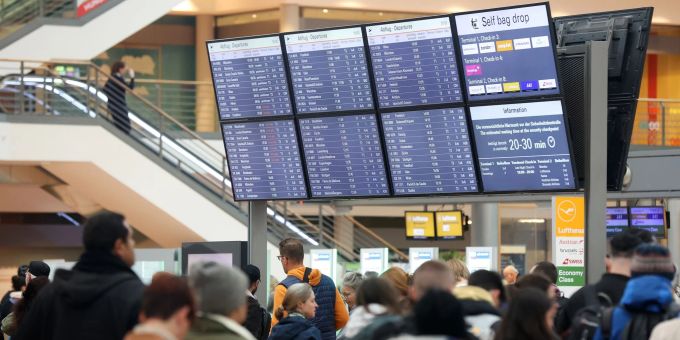 Warnstreik legt Hamburger Flughafen lahm. (Archivbild) Am Hamburger Flughafen kehrt langsam wieder Normalität ein.
