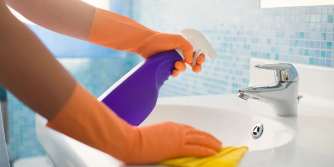 Wasserstoffperoxid bekämpft Bakterien und hinterlässt strahlenden Glanz. Badezimmer putzen