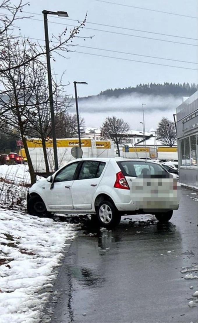 Der Lenkerin musste ihren Führerausweis abgeben. Führerausweisentzug nach Unfall